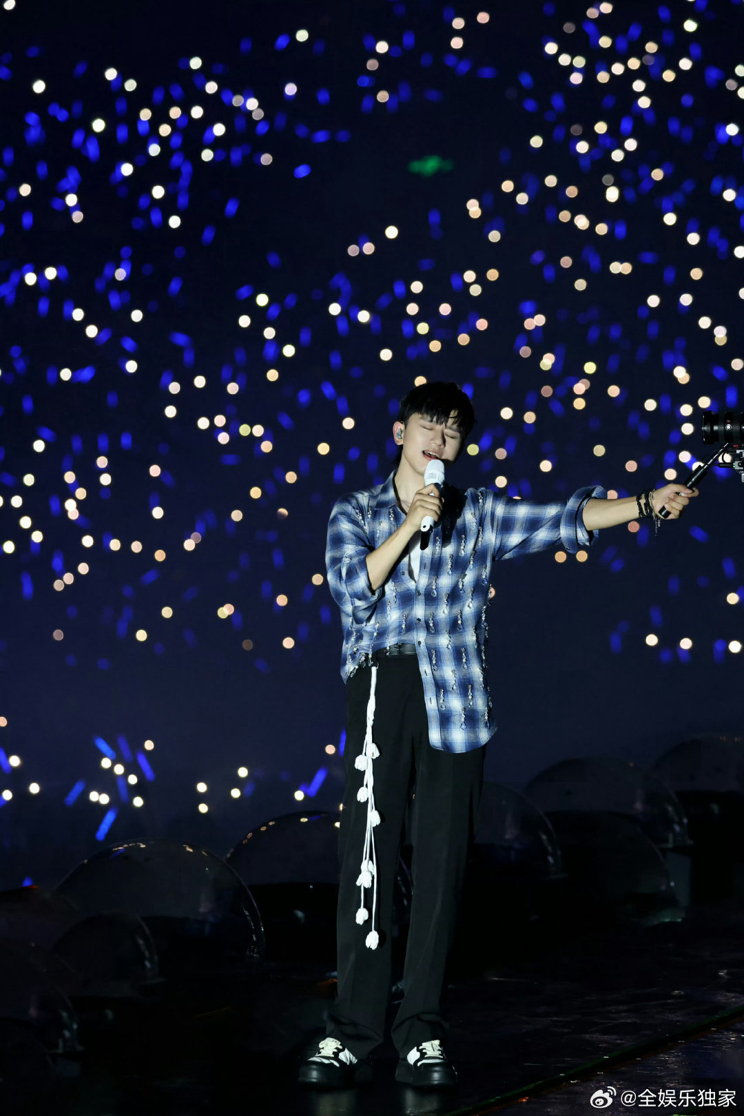 张杰看的出来张杰很喜欢机器人了 看得出来张杰很喜欢机器人了，全程专注又开心 