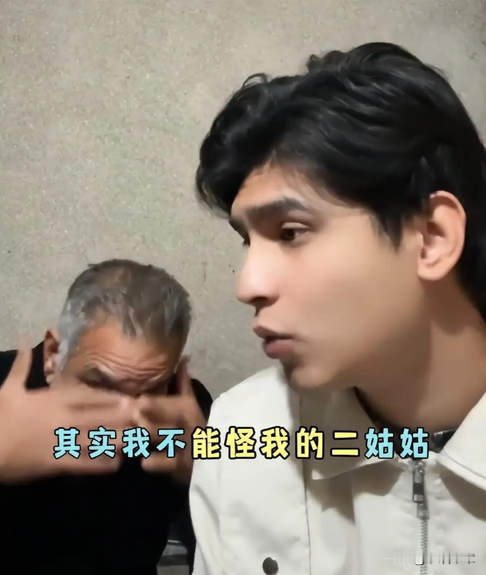 一开始小麦非常生气，二姑家的人真过分，对她爸妈态度不好，让她心里特别委屈。她忍不