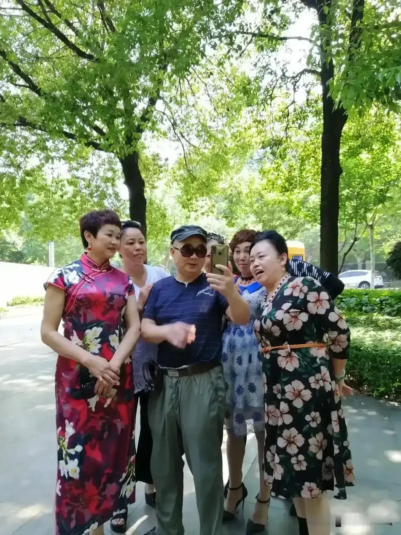 城市是人口密集群居的地方，当显与人和谐相处，别炫什么去与狗为伍，那样唯一的昭示，