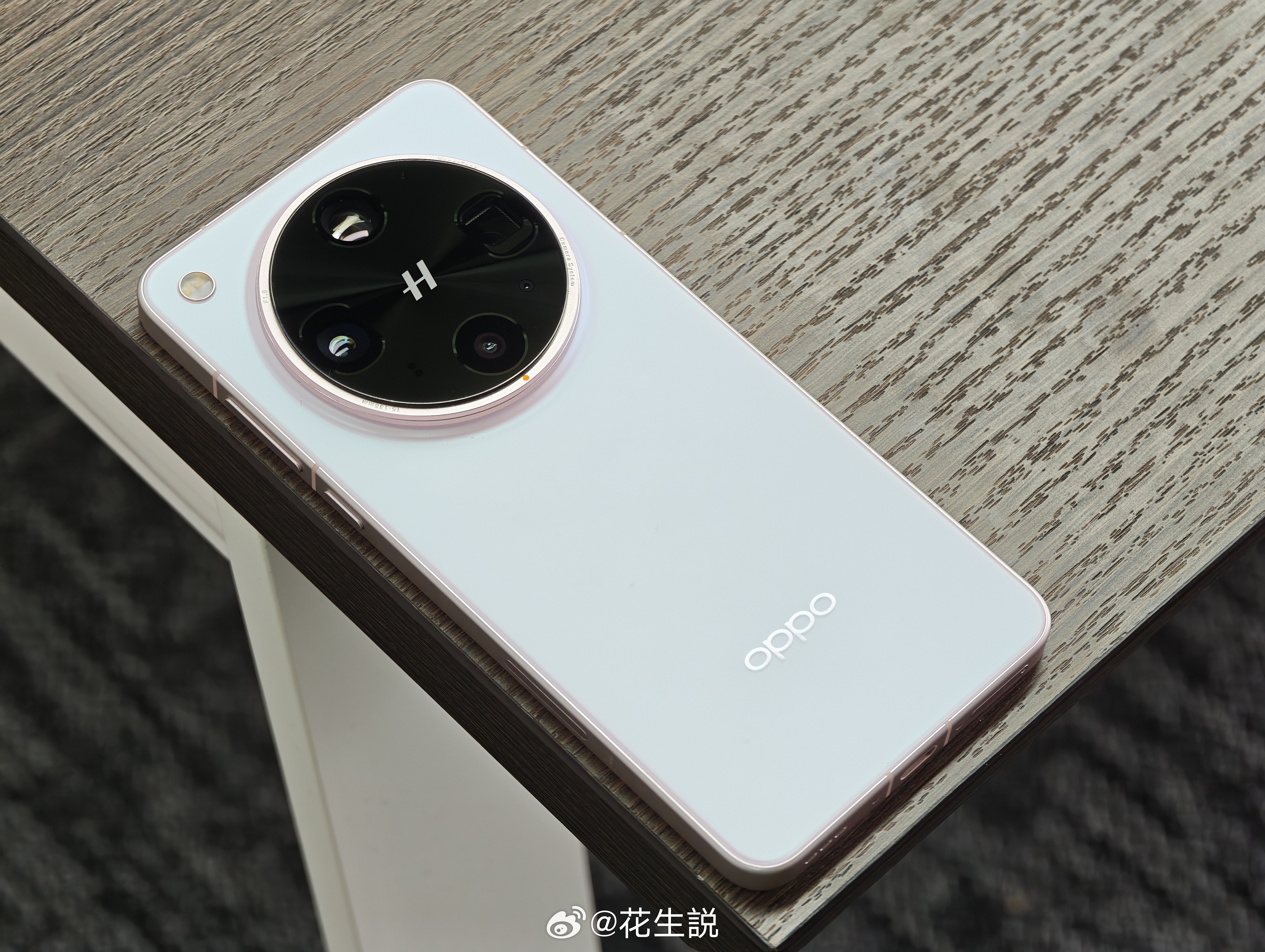 OPPO这三代超大杯颜值都很高，只是设计风格不一样。X6和X7走的是拼接路线，气