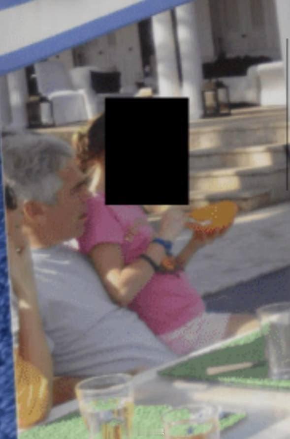 曝光的档案照片显示：爱泼斯坦与一名非常年幼的孩子合影。海外新鲜事何天恩