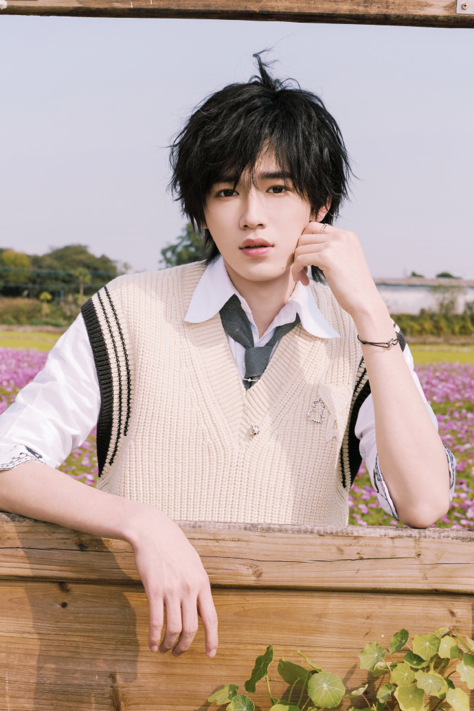 吴彤用近一分钟介绍宋亚轩吴彤说宋亚轩为国粤无双做了很多准备 吴彤导演的介绍里，藏