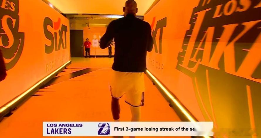 詹姆斯赛后第一时间走向球员通道！！！杜兰特却与湖人球员挨个拥抱！老詹，你怎么又这