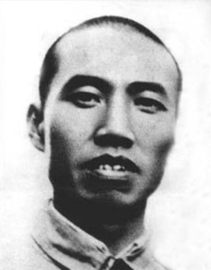 1960年初夏的哈尔滨，空气里还带着未散的凉意，左太北攥着远超录取线的成绩单，等