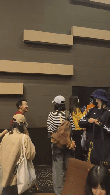 4月中旬辛柏青《大风杀》路演现场被一个头戴红帽子的阿姨问到“朱媛媛”呢？当时的辛