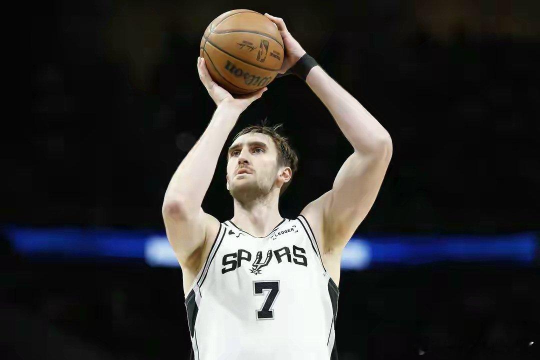 科内特23+8+5帽完美表现难救主 马刺110-115憾负开拓者 1月4日讯，N