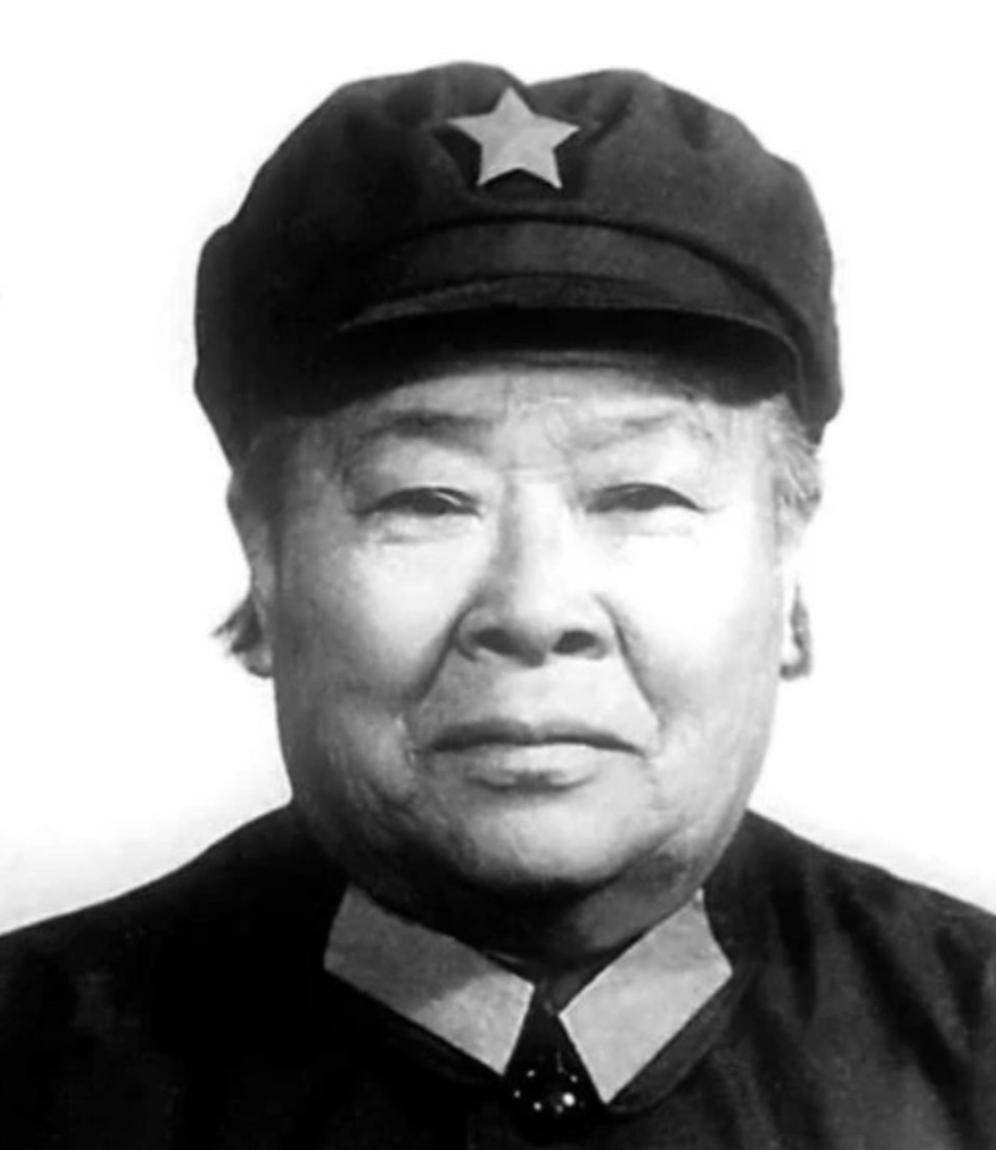 1933年，许世友听说红军队伍里来了一位身怀武当绝技的女战士何子友，身经百战的他