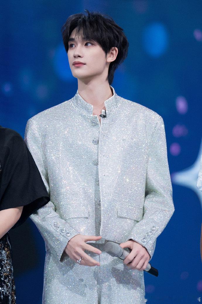 丁程鑫亮鑫鑫OOTD你的亮鑫鑫 OOTD 已送达～ 丁少今晚该收玫瑰啦！你好星期