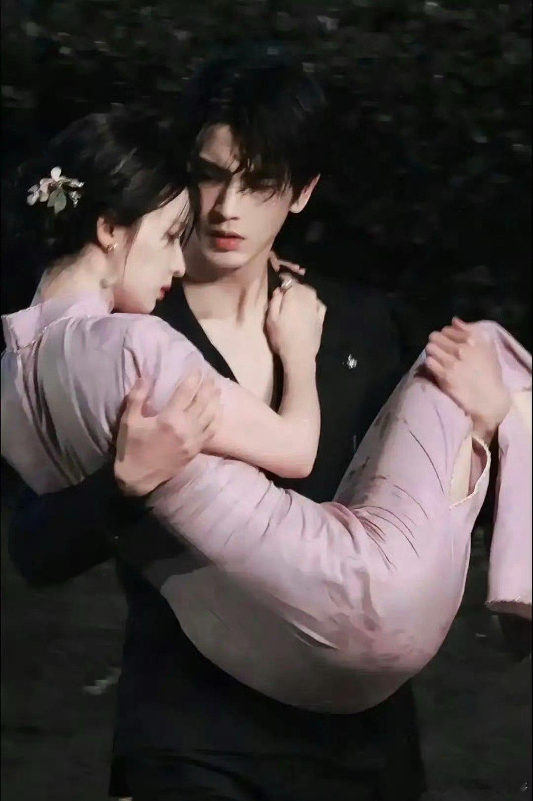 张凌赫、丞磊、敖瑞鹏公主抱场面谁赢了 