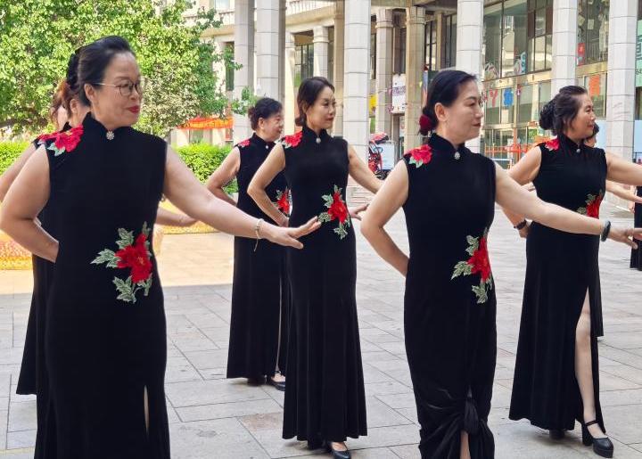 万柏林区西华苑东社区：旗袍秀展银发芳华 乐享幸福晚年生活
红扇翩跹，旗袍雅致。夏