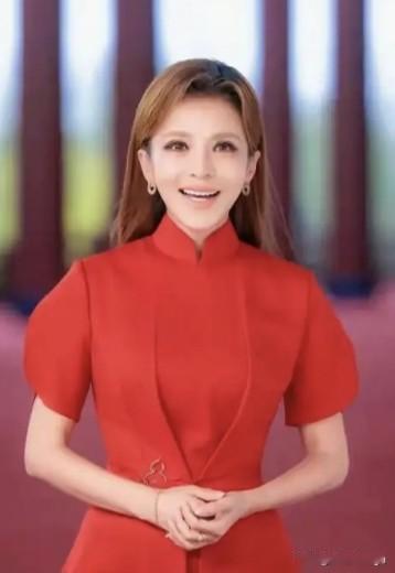 朱迅长着一张不显老的娃娃脸，穿的又潮又减龄，这状态准能稳稳当当把主持干到60岁退