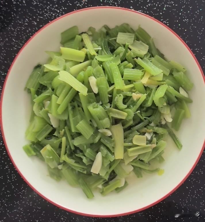 我就喜欢吃这素菜，有这些新鲜蔬菜很满足。水灵灵的青菜🥬、清清爽爽的芹菜、清甜糯