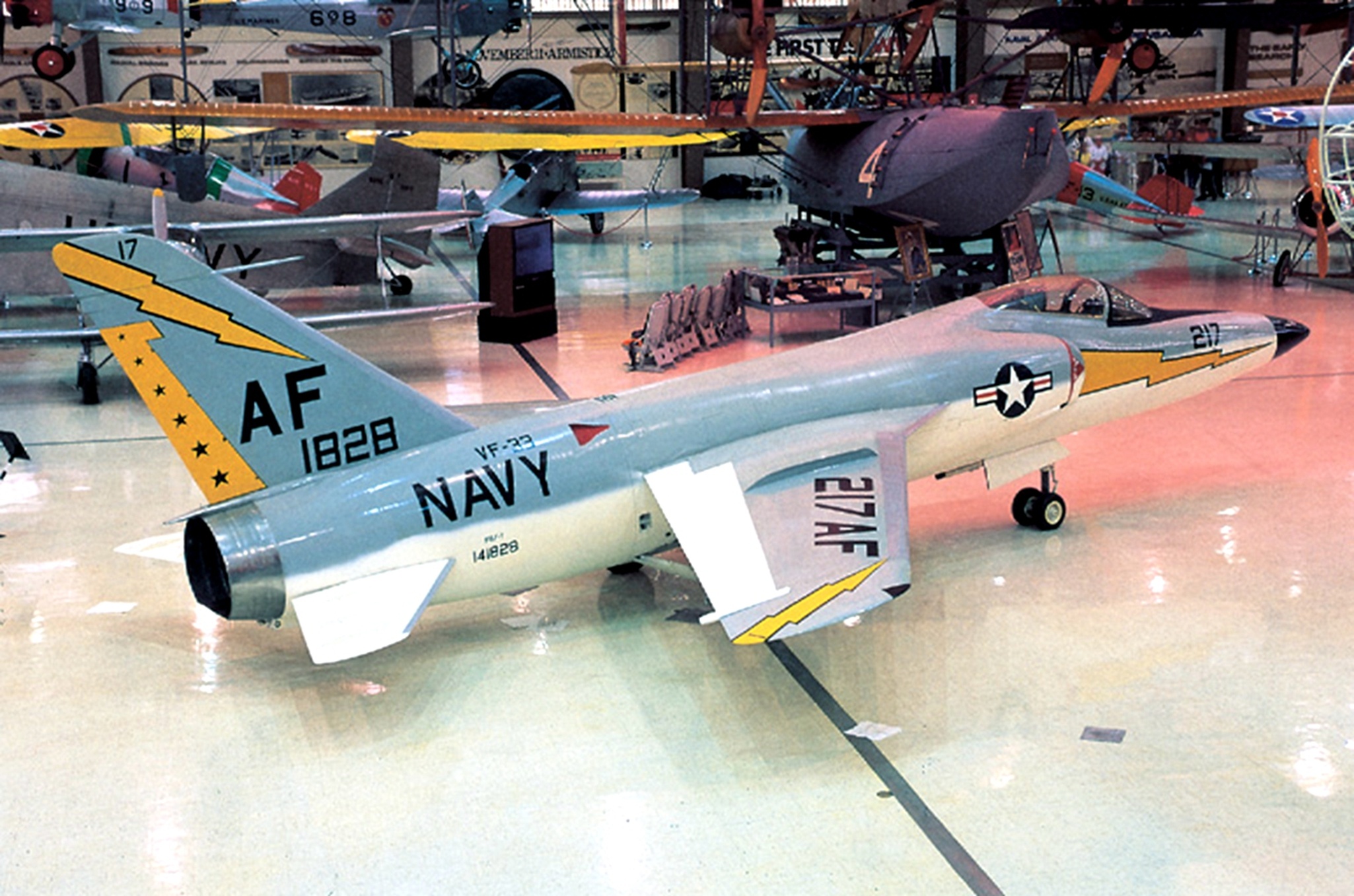 分享圖片：美國格魯曼F11F-1/F-11A“虎”艦載戰鬥機 