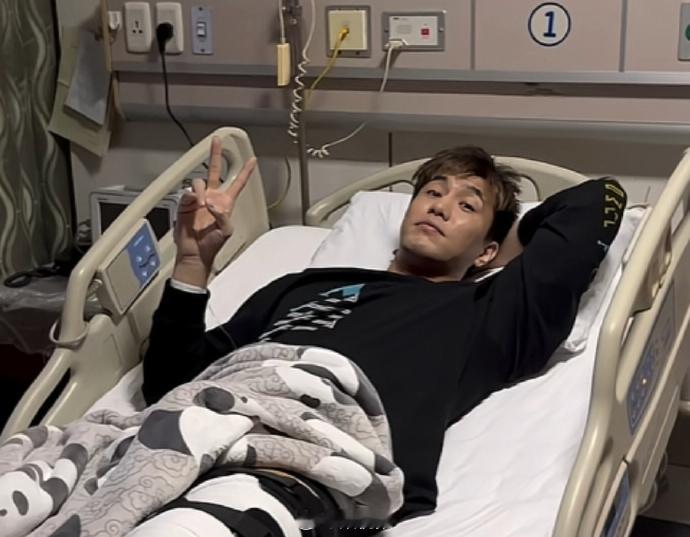 【郭艾伦受伤手术后报平安】3月17日，郭艾伦更新个人社媒透露自己手术很成功，刚做