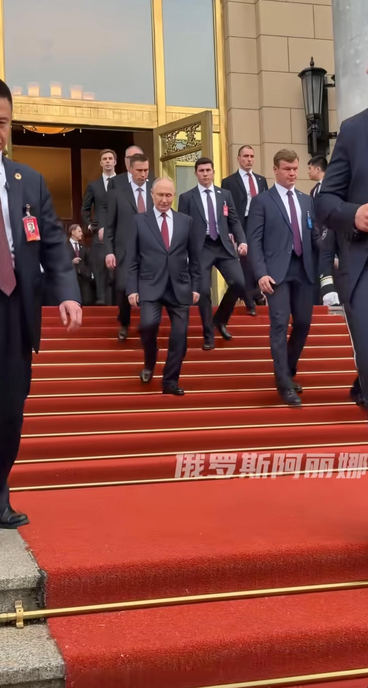 普京的保镖真多，座驾也很威武，个人却很随和。普京在北京会谈结束，身旁跟随大批俄罗
