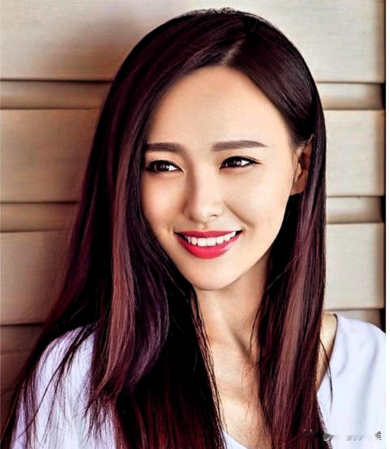 我奶奶很少上网，也不喜欢看电视剧，前几天她无意中看到唐嫣的一张照片，说她是一位默