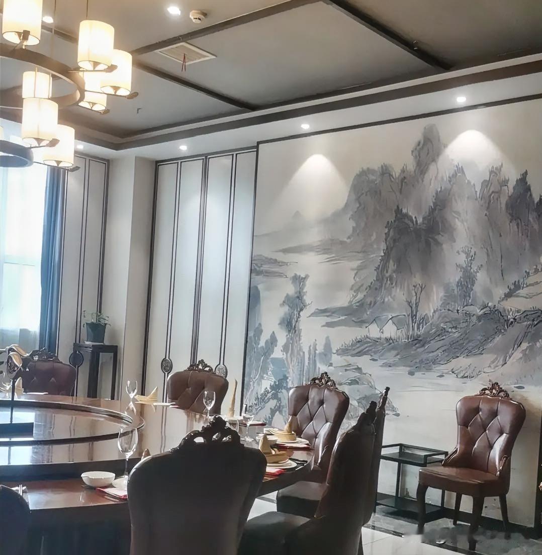 阿姨，您有什么事，需要我帮助您的？酒店大厅，一个中年男人对我说。

我心里大感讶