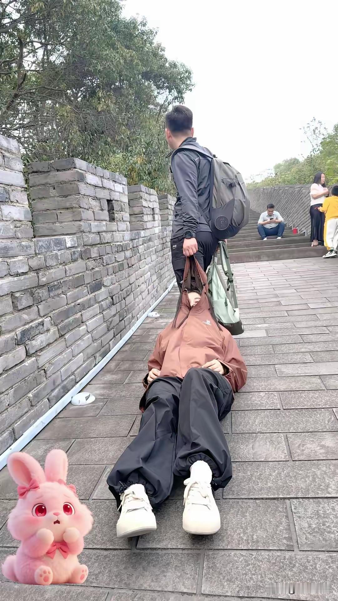 这个男子为什么会对这个女子做出这样的行为？哪怕就是摆拍，也不应该做出这样的行为，