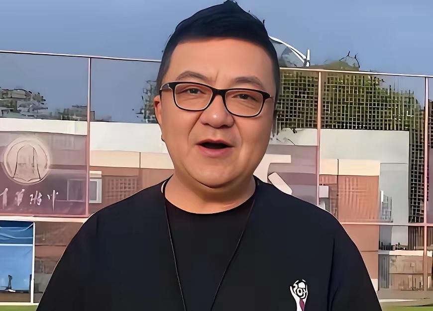 刷到董路前不久发的长文
看完心里挺不是滋味
曾经当成亲儿子一样栽培的小球员，如今