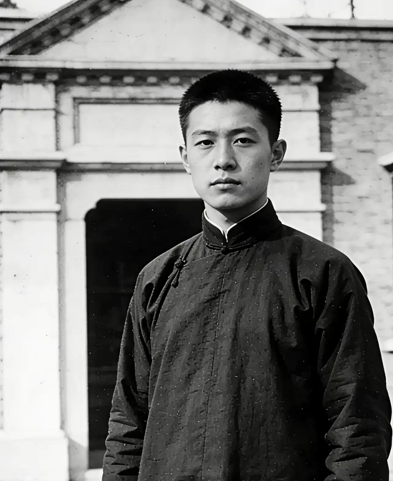 1928年，陈乔年被敌人杀害后，找到遗体时，身体无一处完好。姐姐去收尸，怒发冲冠