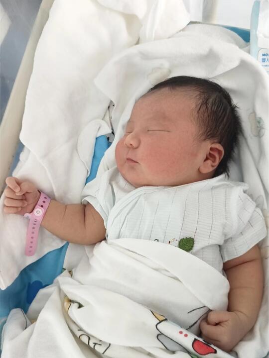 生了，儿子6斤8两，可以暂停恭喜一下嘛