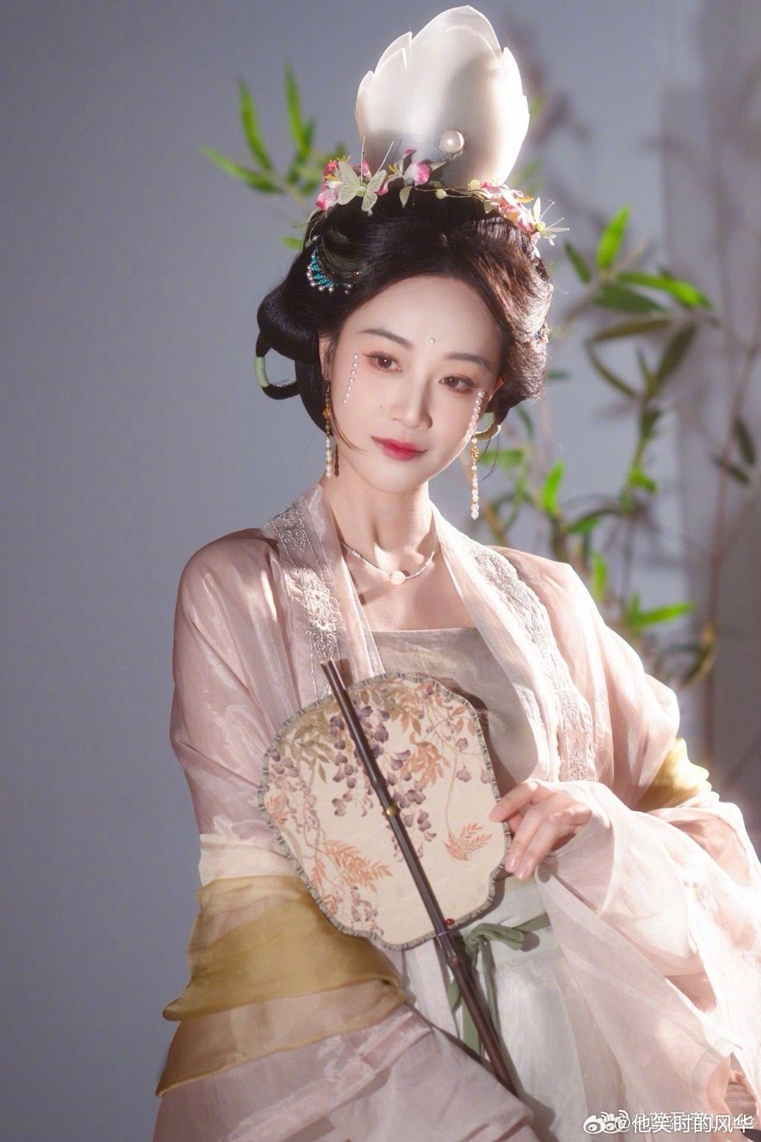 蓝盈莹宋式泪妆谁被这泪妆戳中了？珍珠贴得细碎又精致，配着她的眉眼，柔时像月下梨花