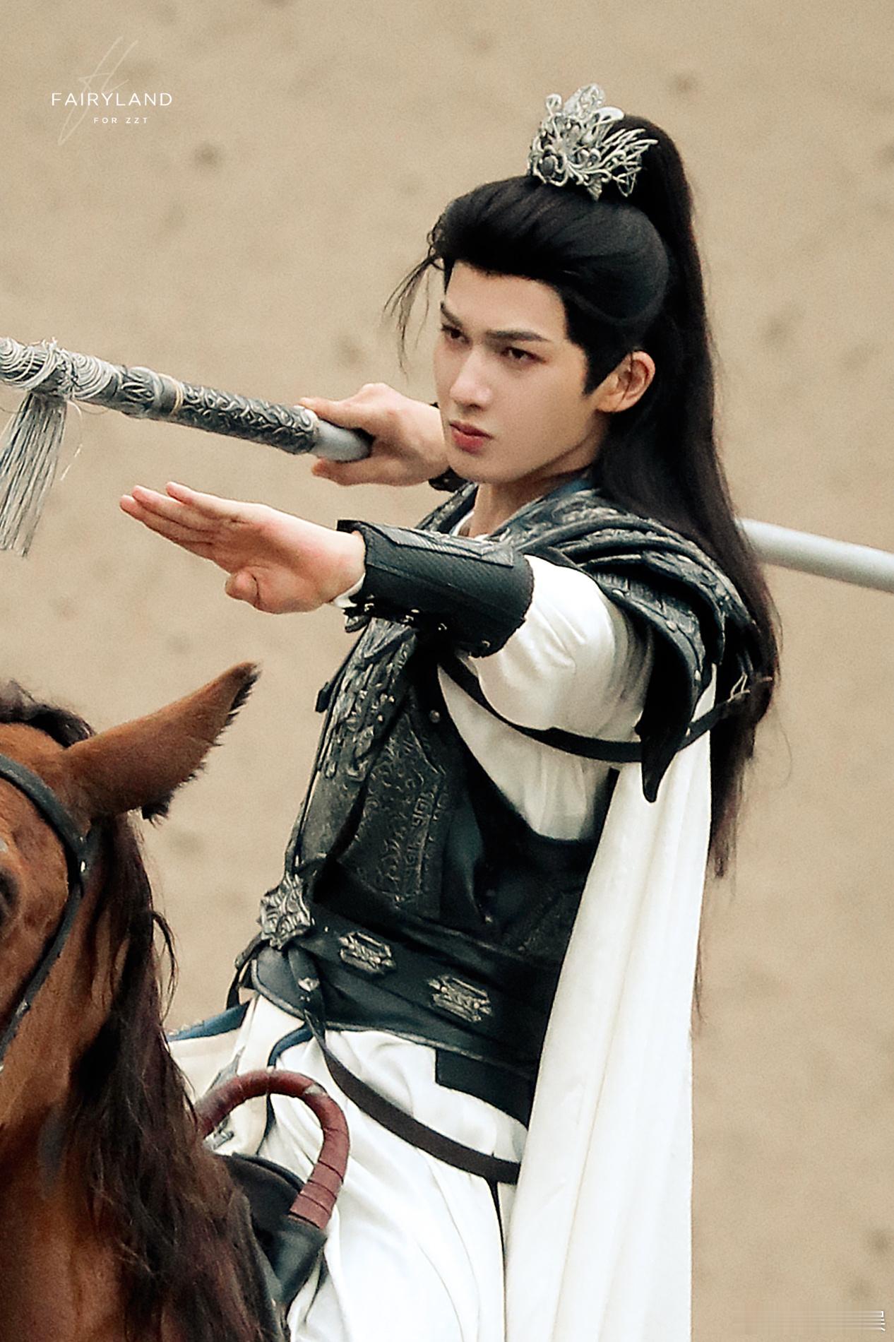 #蒋梦婕对朱正廷的初印象# 朱正廷在演戏方面的努力和敬业让人印象深刻，期待他更多