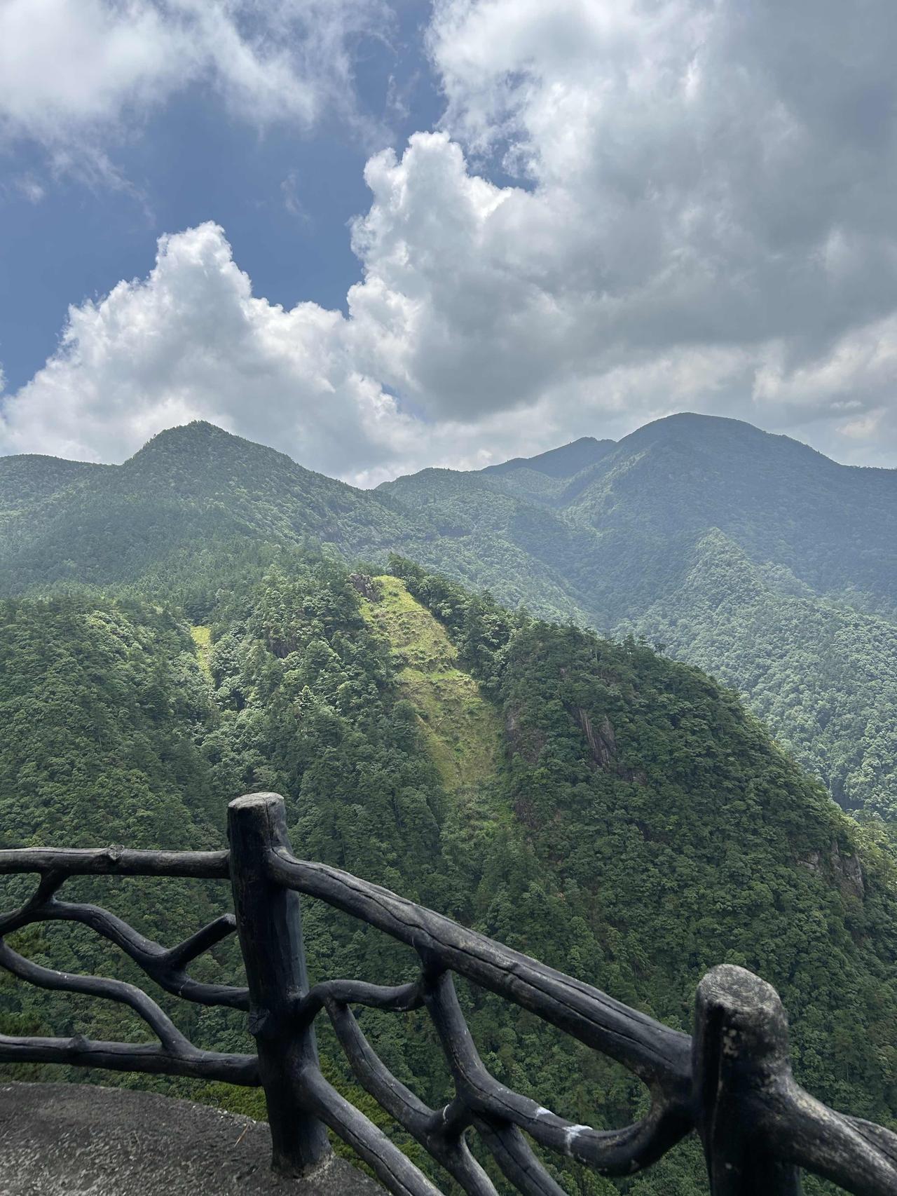 生活最好的状态，就是不慌不忙，顺其自然。多看风景，少添烦恼，平凡日子，岁岁安然。