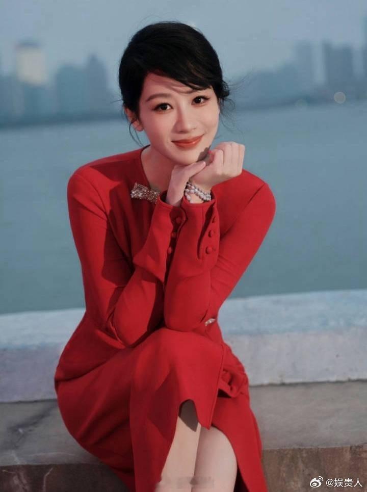 杨紫红裙盘发上班路透杨紫好明媚的冬日红 紫妹，你美 