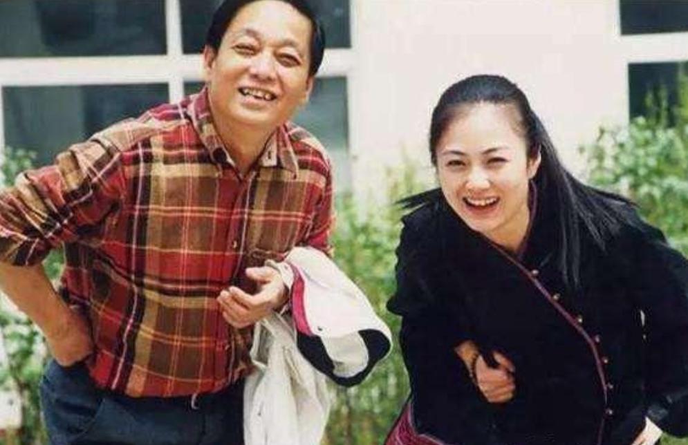 1989 年 53 岁韩美林遭前妻抛弃，心灰意冷发誓终身不再婚。可 2001 年
