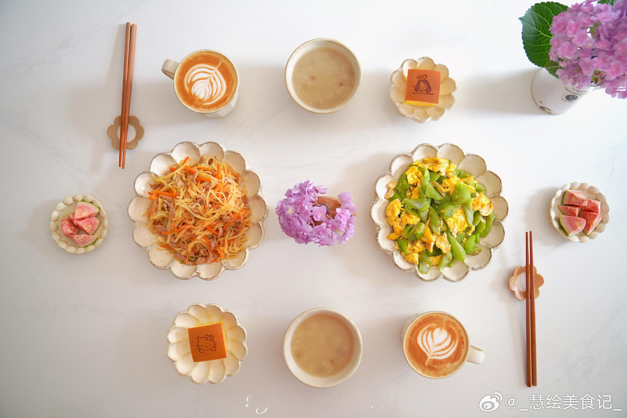 周二的简单早餐~丝瓜炒鸡蛋、炒三丝、绿豆粥、古早蛋糕、咖啡、芭乐~#好好吃饭##