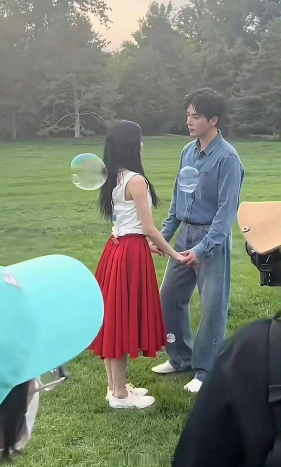 这女主是有多瘦啊，紧身背心后面都得带夹子！ ​​​
