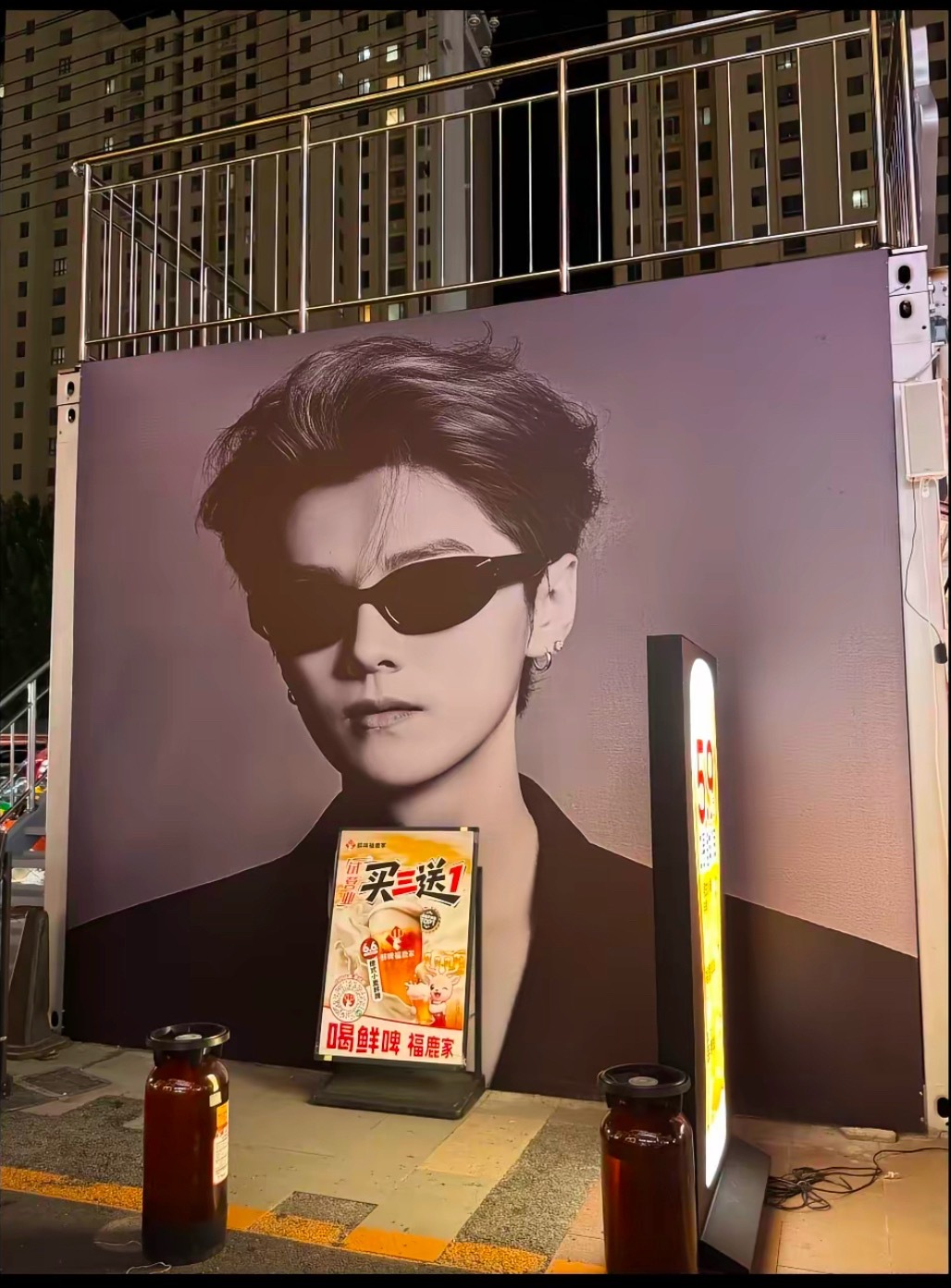 我靠鹿晗这个脸我真没话说太牛逼了老公100分适合代言推广屏了 