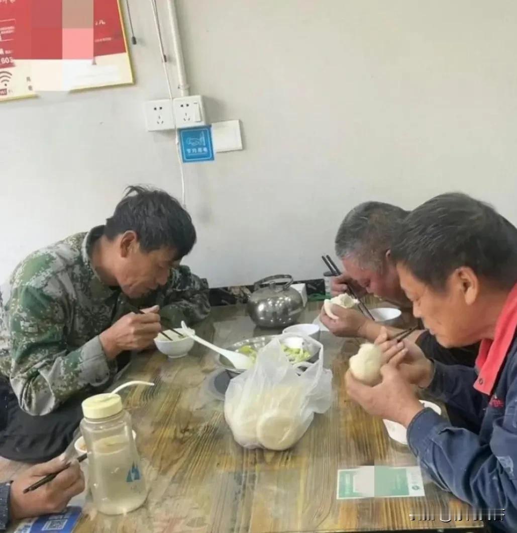 请问：“上海”普通打工人每天的三餐费是？
答案：大约45元

请问：“深圳”普通