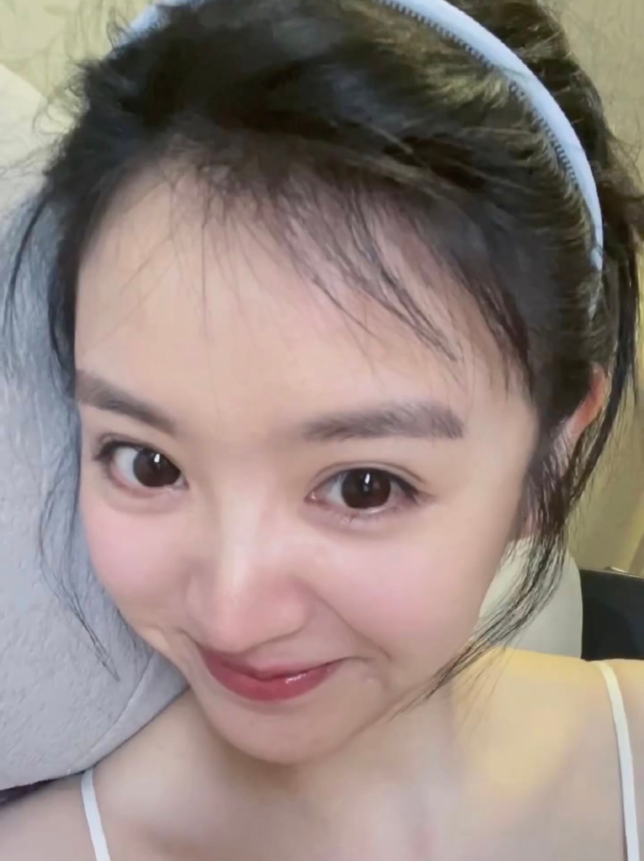 田曦薇就这么素素的美美嘟[yeah] 田曦薇早上起床的素颜 ​​​
