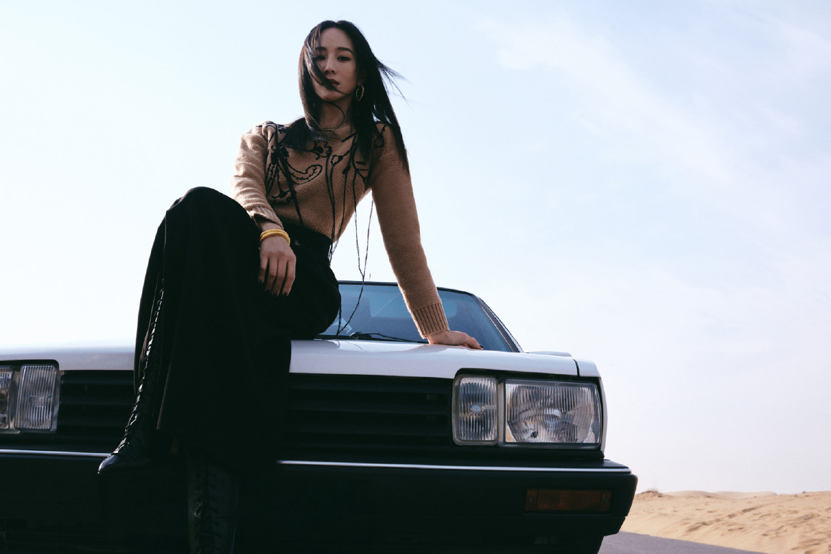 张钧甯宛如沙漠中独一无二的女王，那超 A 的气质瞬间将人俘获。她恰似风沙中璀璨夺
