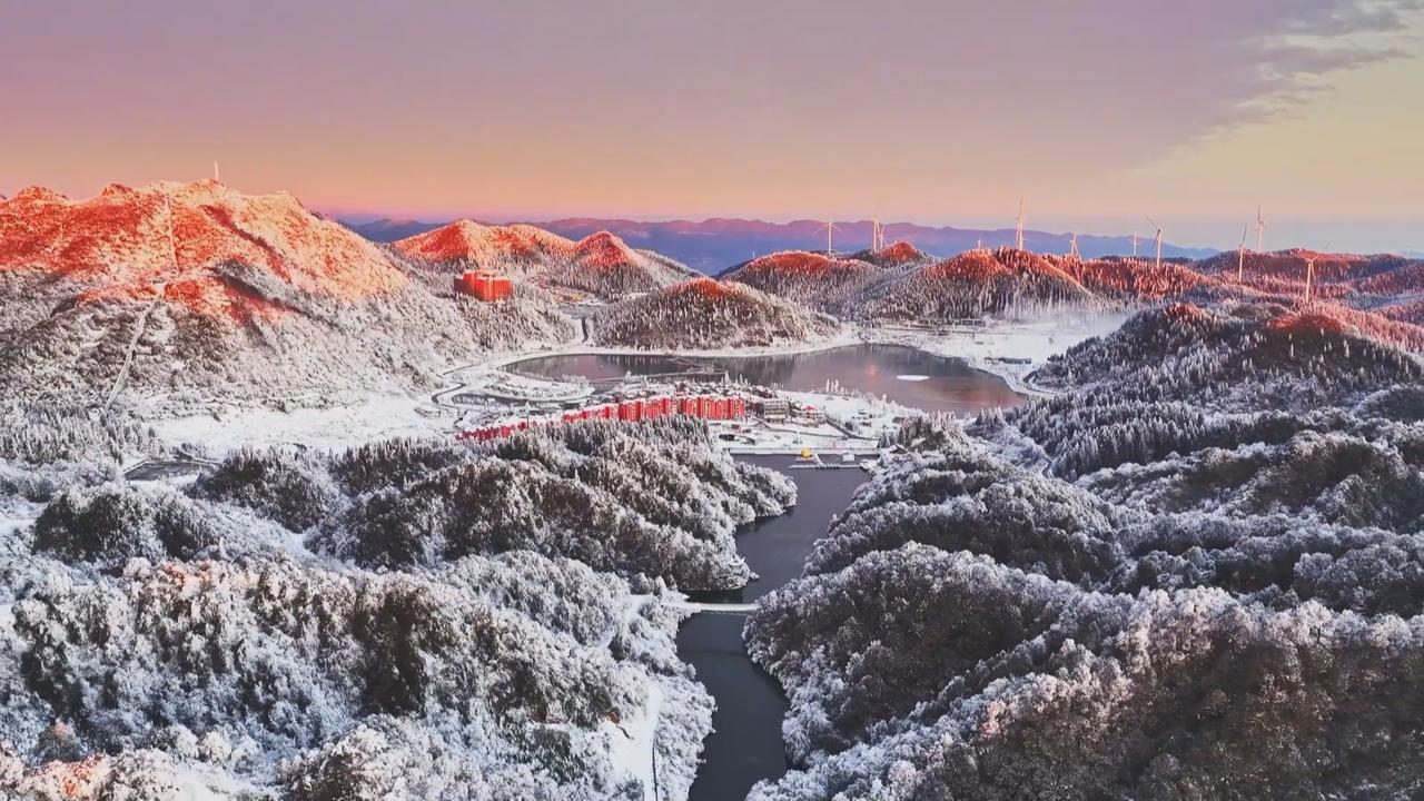 美翻！丰都南天湖日照金山上线，冬日仙境实锤了
谁懂啊！1月8日清晨的丰都南天湖，