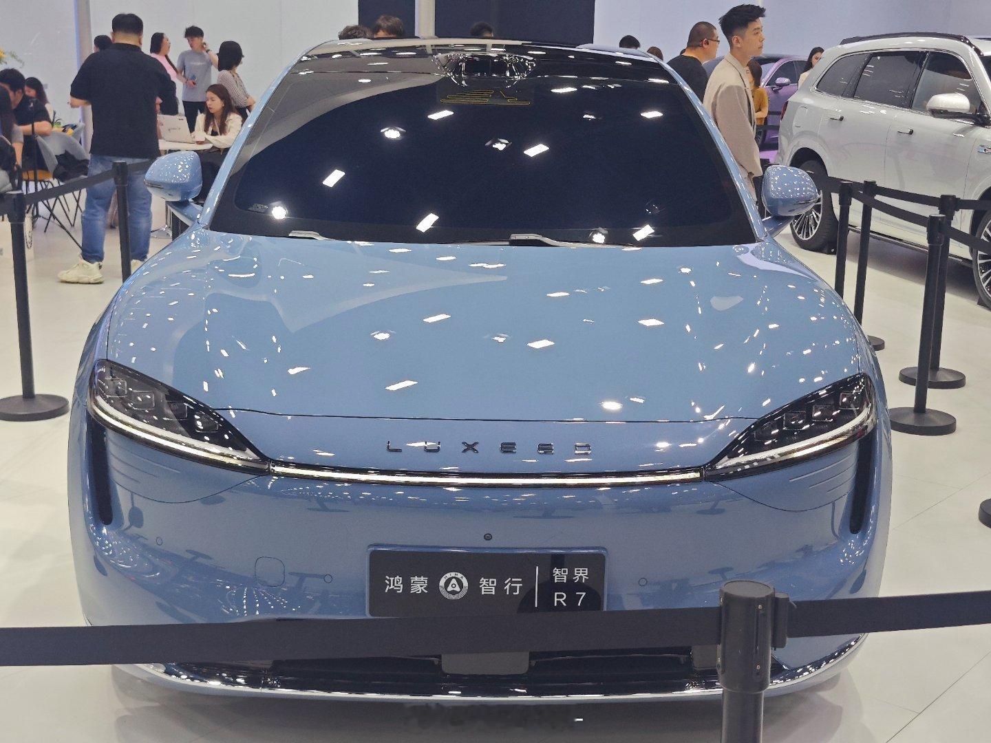 打卡鸿蒙智行展台，智界 R7 这两款新配色怎么样？ ​​​