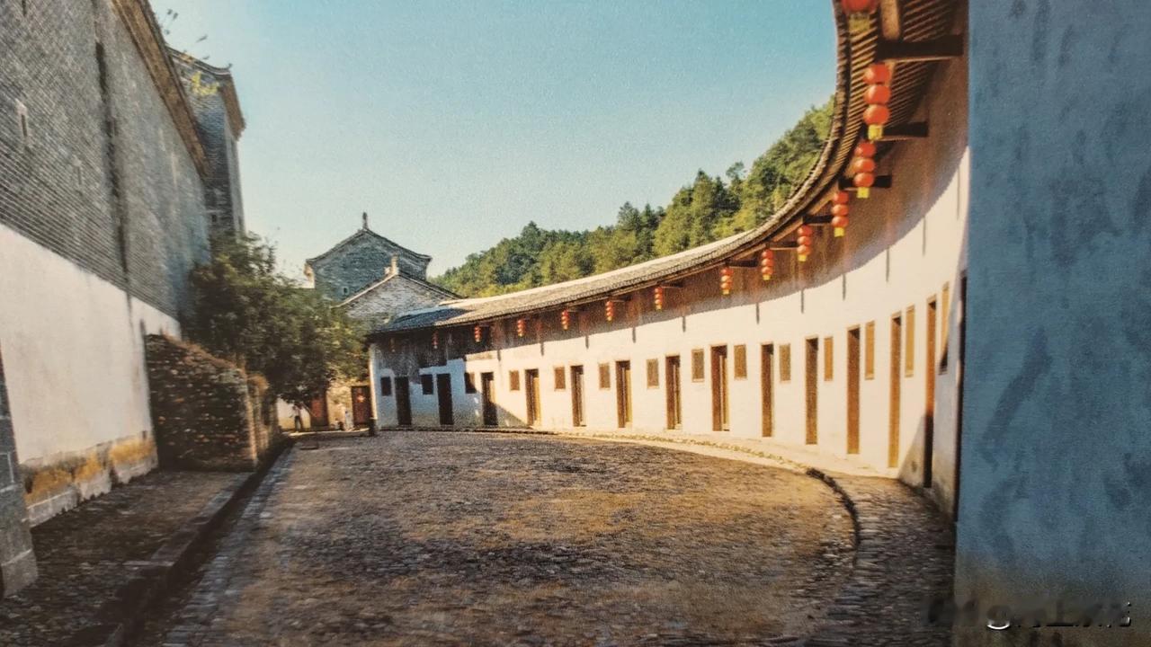 我的家乡，韶关始兴县，位于广东的北面，韶关有著名的丹霞山，我们家乡离丹霞山也只有