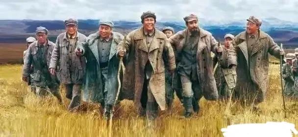 晚年回忆长征时，周总理曾说过一句掏心窝的话：“别人一致通过要打打鼓新场，但毛主席