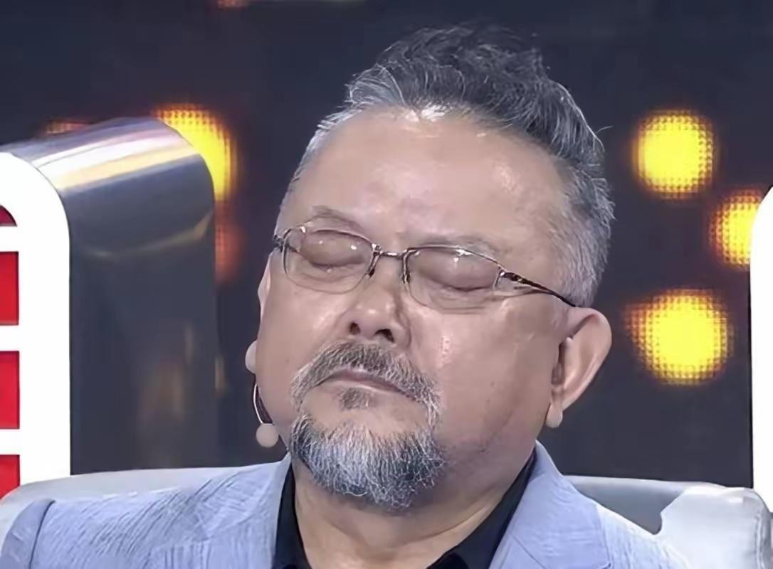 天呐，曾经他演和珅大贪官，现在也老了，一脸油腻，胡子邋遢，你还能认出是什么？