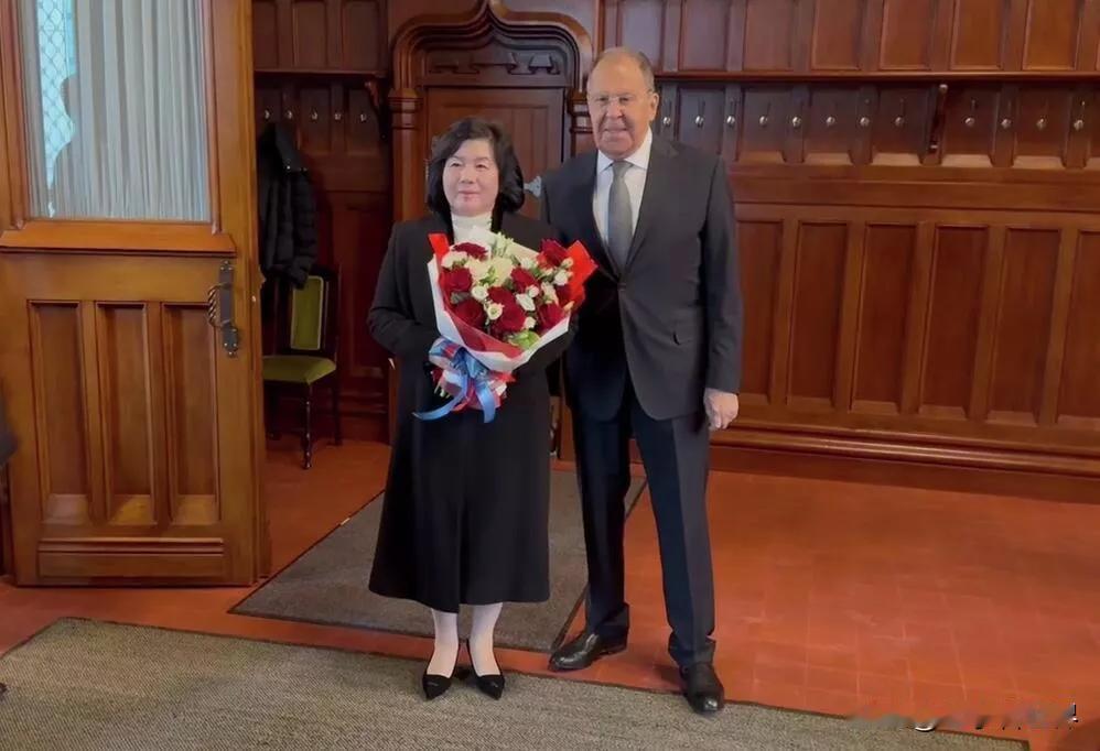 【最新消息：拉夫罗夫赠送朝鲜外务相崔善姬鲜花】
莫斯科时间2025年10月27日