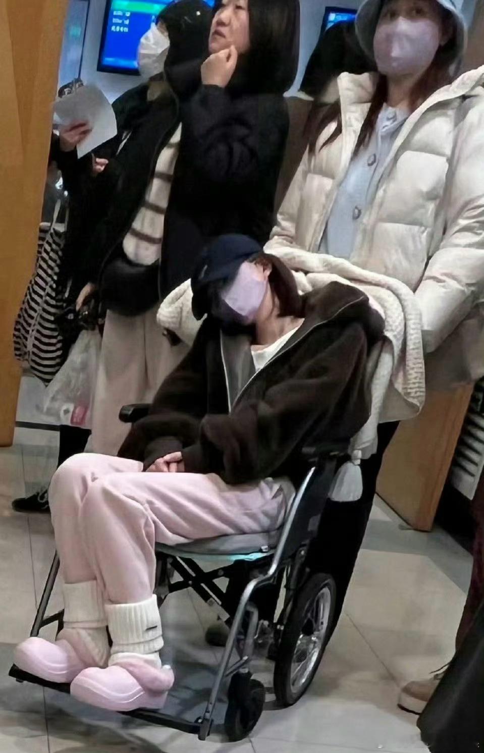赵露思坐轮椅 露思宝宝这是怎么了！！一想到她就能看到她治愈系笑容，这张图看到我真