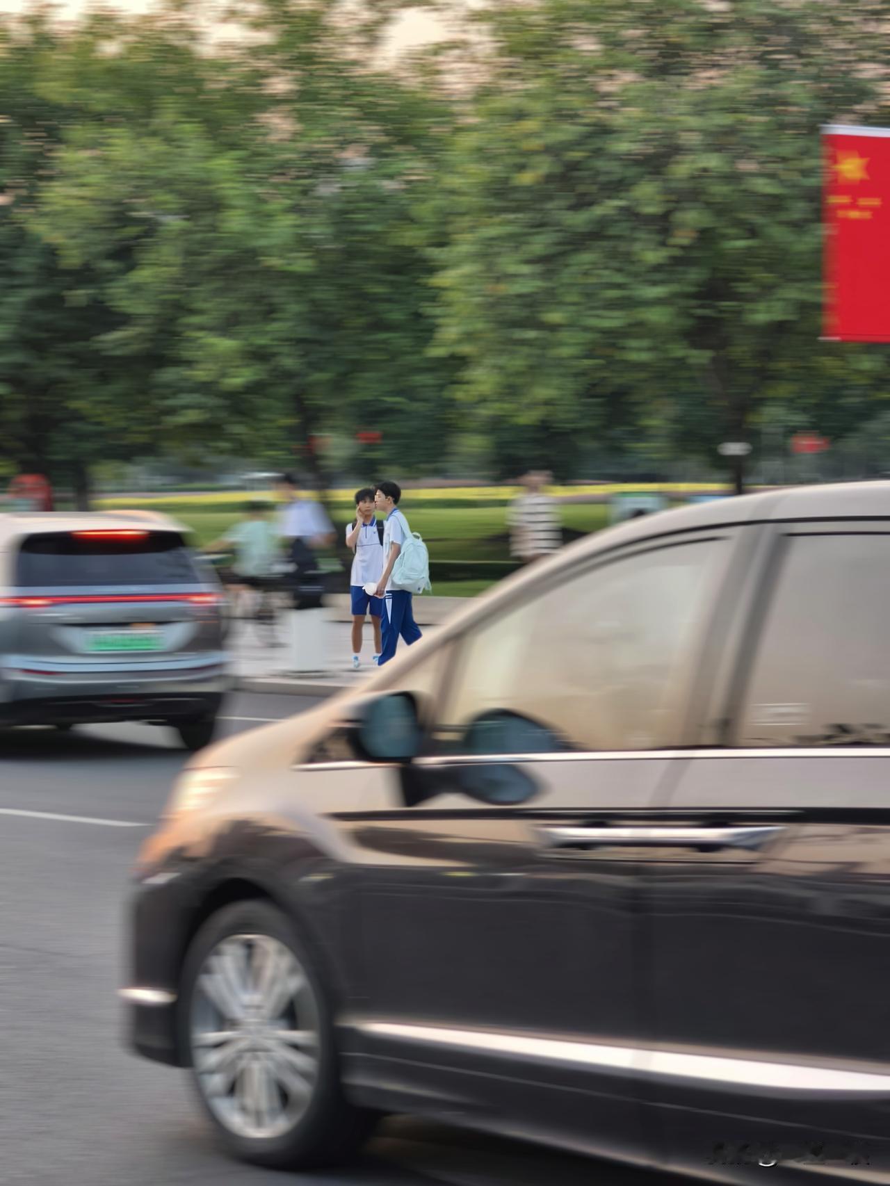 国庆假期，高速免费，顺风车高速费该不该乘客付？
这个问题的本质并不在于高速费责任
