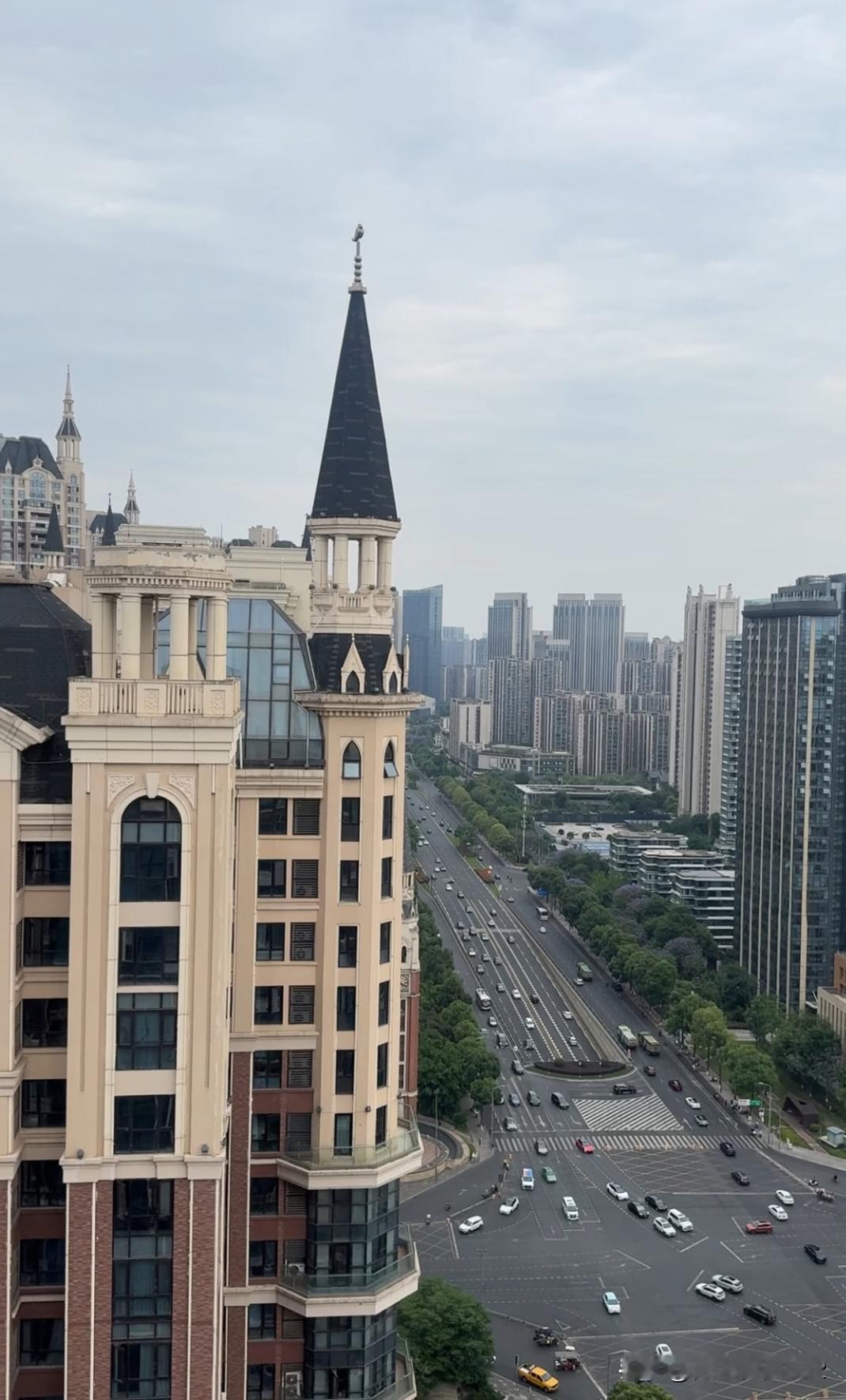 成都这一带我觉得对面小区外立面很漂亮。为什么很多人对中德英伦世邦印象这么差，有对