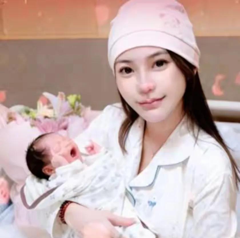 刚生完孩子就上热搜第一！
汪小菲这次终于不用再被前妻抢风头了？
刚刚刷到他晒的宝