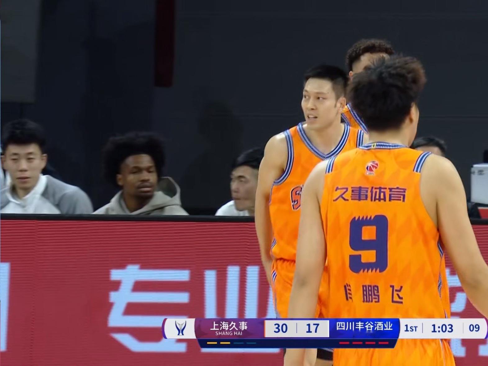 金金和古德温还有刘铮三人都坐在场下 