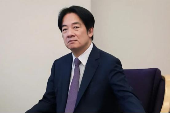 郑丽文的飞机还没落地上海，赖清德当局那边就动手了!
 
郑丽文乘飞机前往上海的同