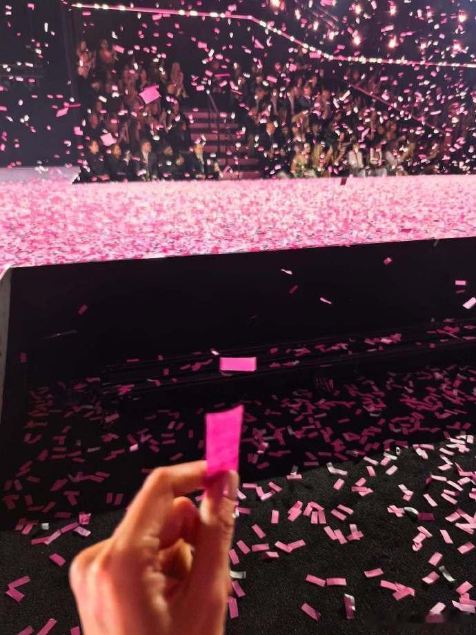 杨幂 ins 晒维秘现场彩带，记录下维秘现场的精彩片段，她在现场抓彩带的举动，则