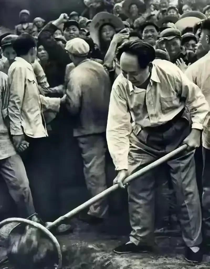 【俯身大地的赤子，昂首时代的脊梁——致敬毛主席与人民同呼吸的情怀】他总爱穿着那件